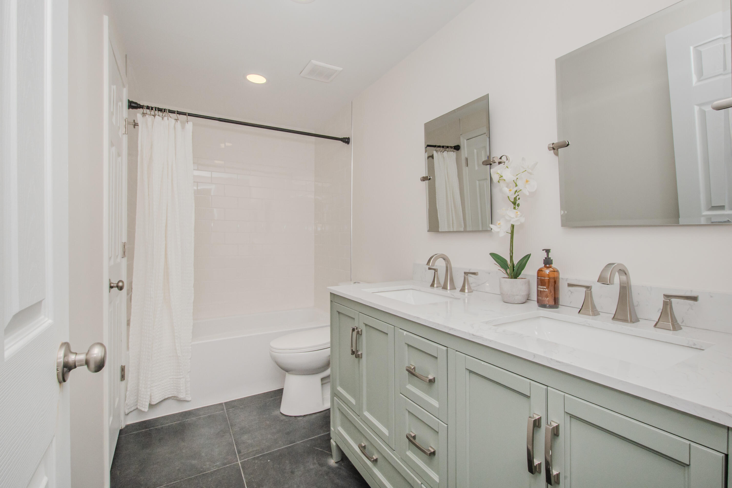 1435 Rue Deauville Boulevard