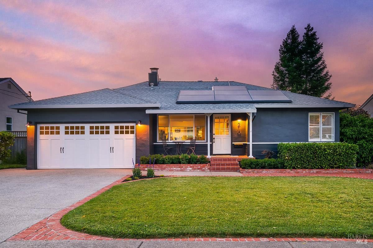 210 El Prado Avenue