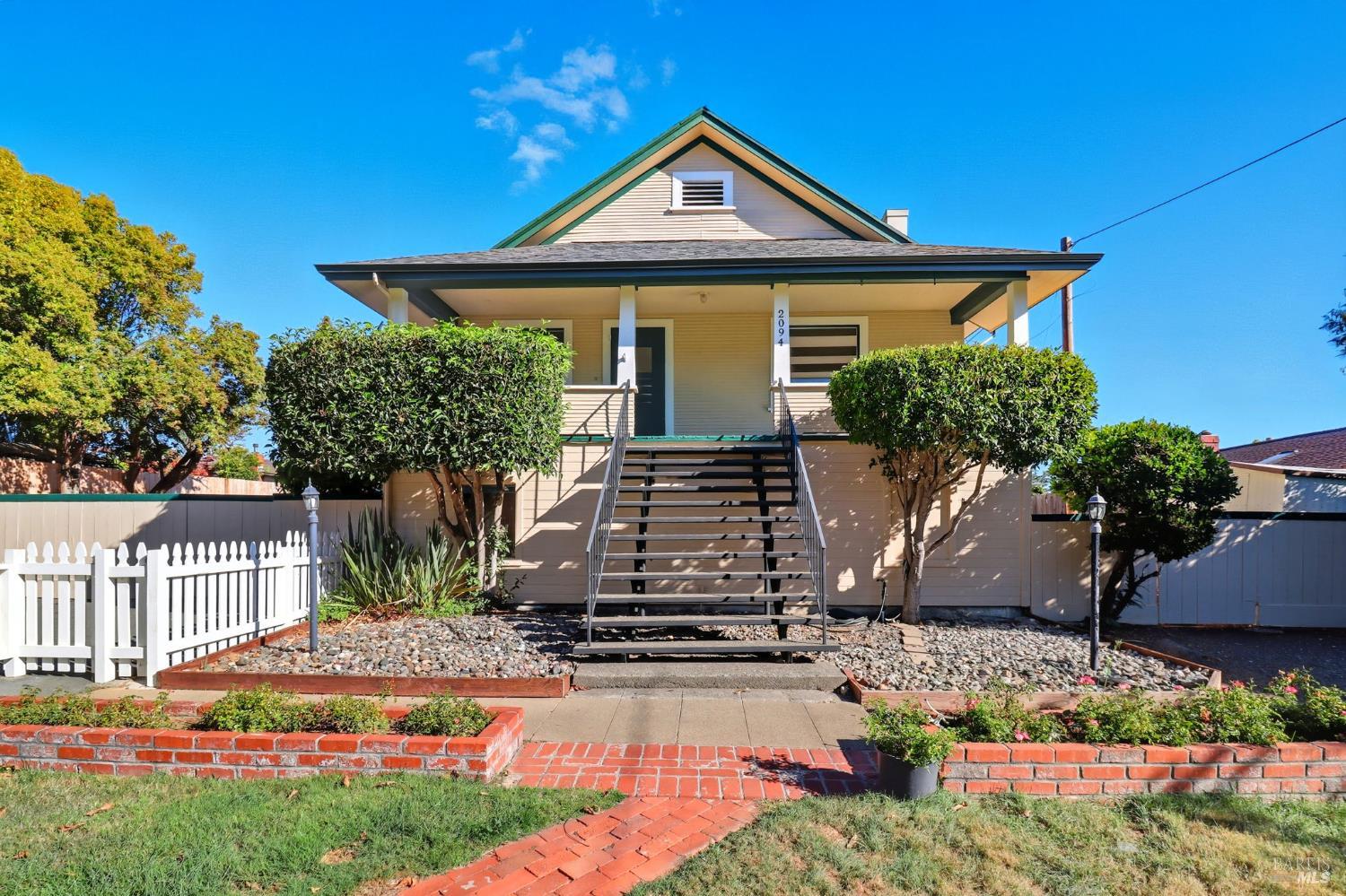 2094 Center Road