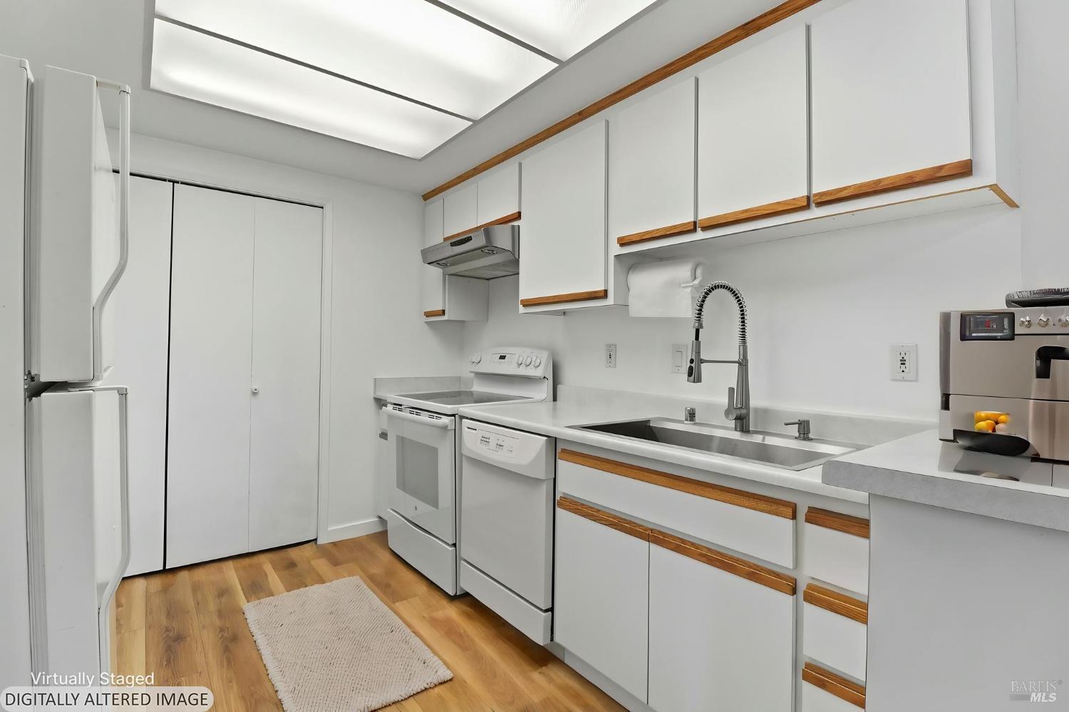 12 Lakeview Court