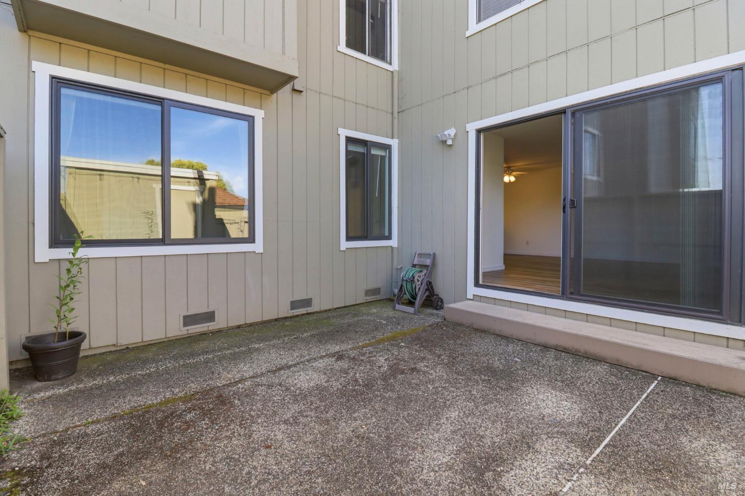 12 Lakeview Court