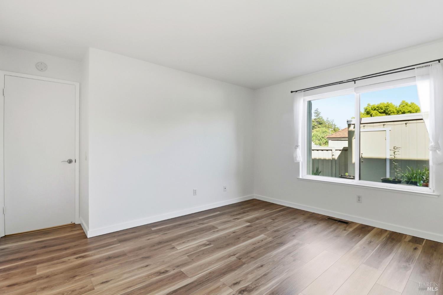 12 Lakeview Court