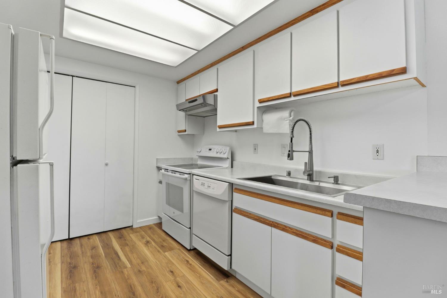 12 Lakeview Court
