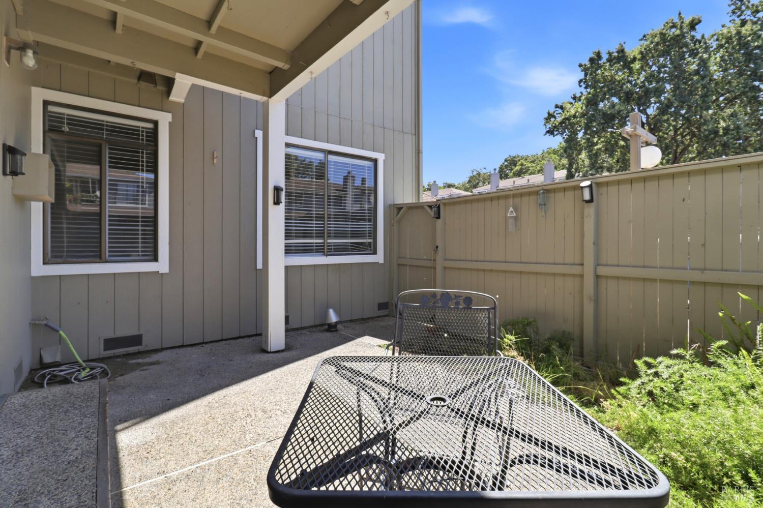 8 Lakeview Court