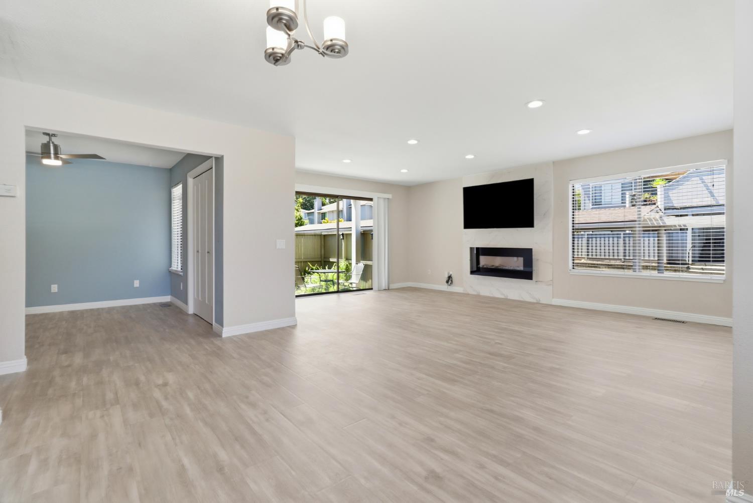 8 Lakeview Court