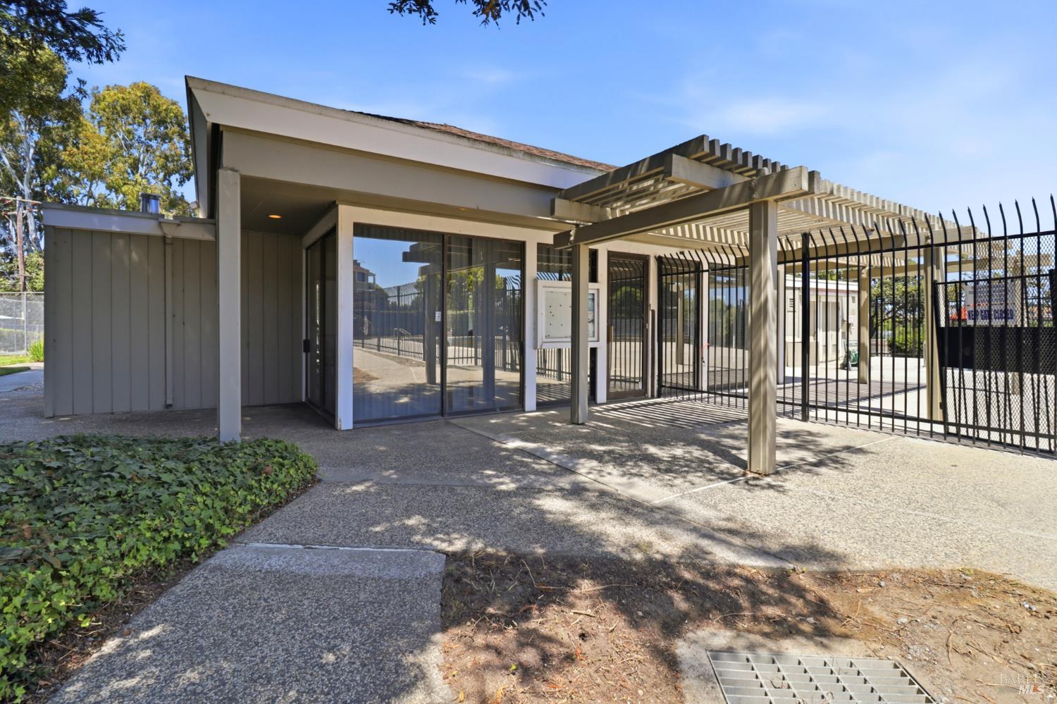 8 Lakeview Court