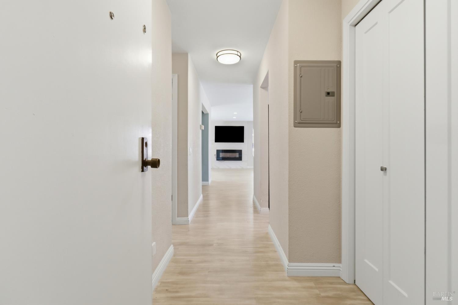 8 Lakeview Court