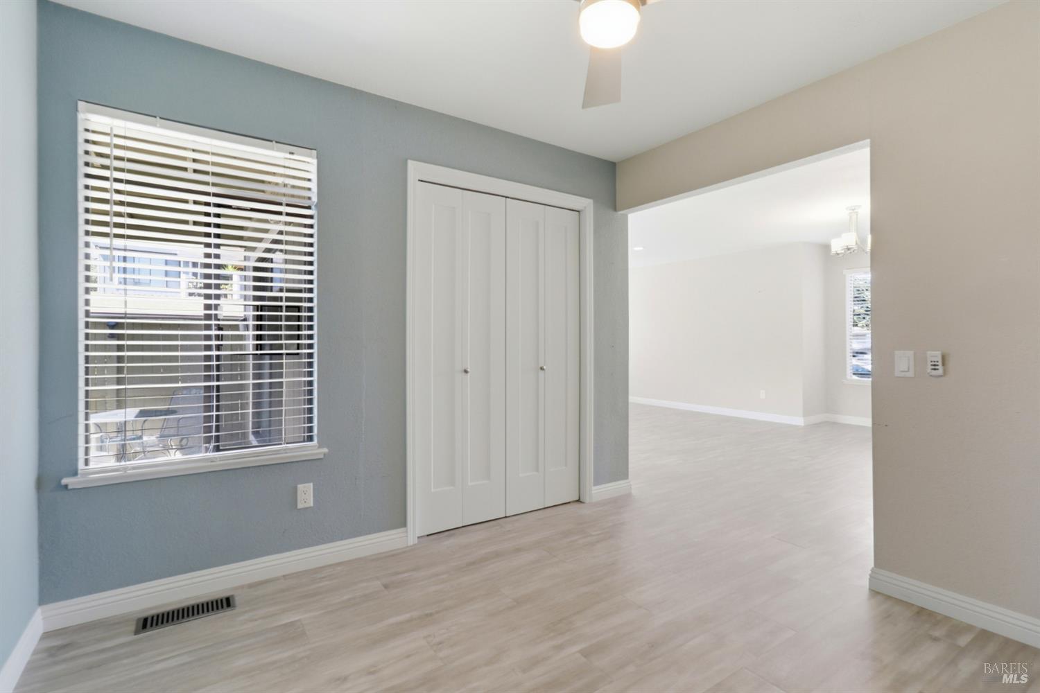 8 Lakeview Court