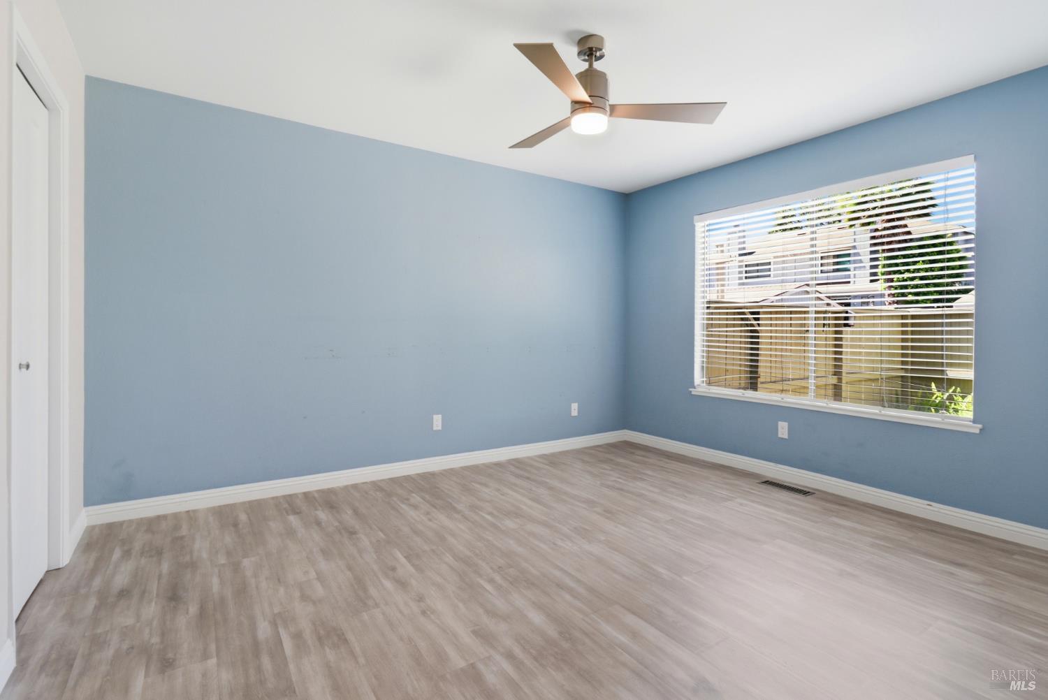 8 Lakeview Court