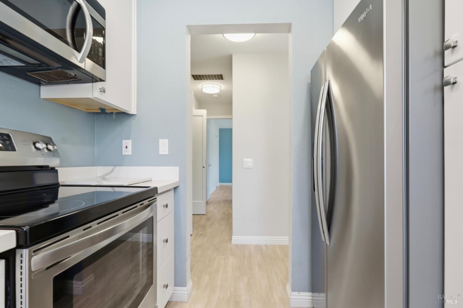 8 Lakeview Court