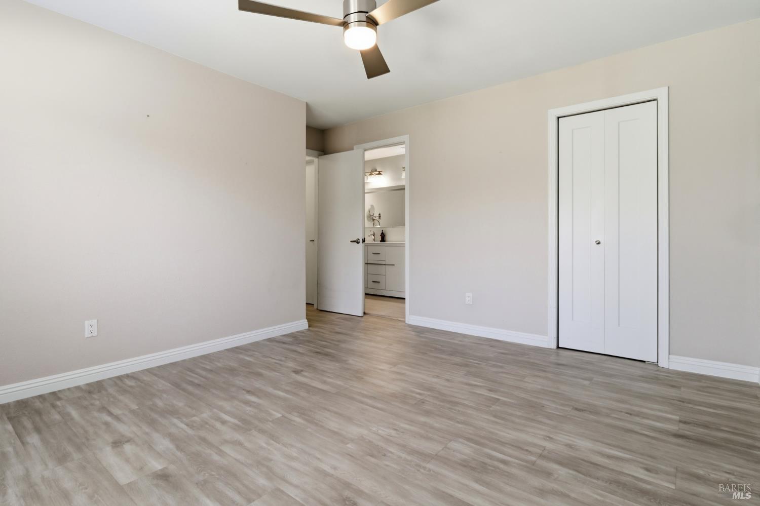 8 Lakeview Court