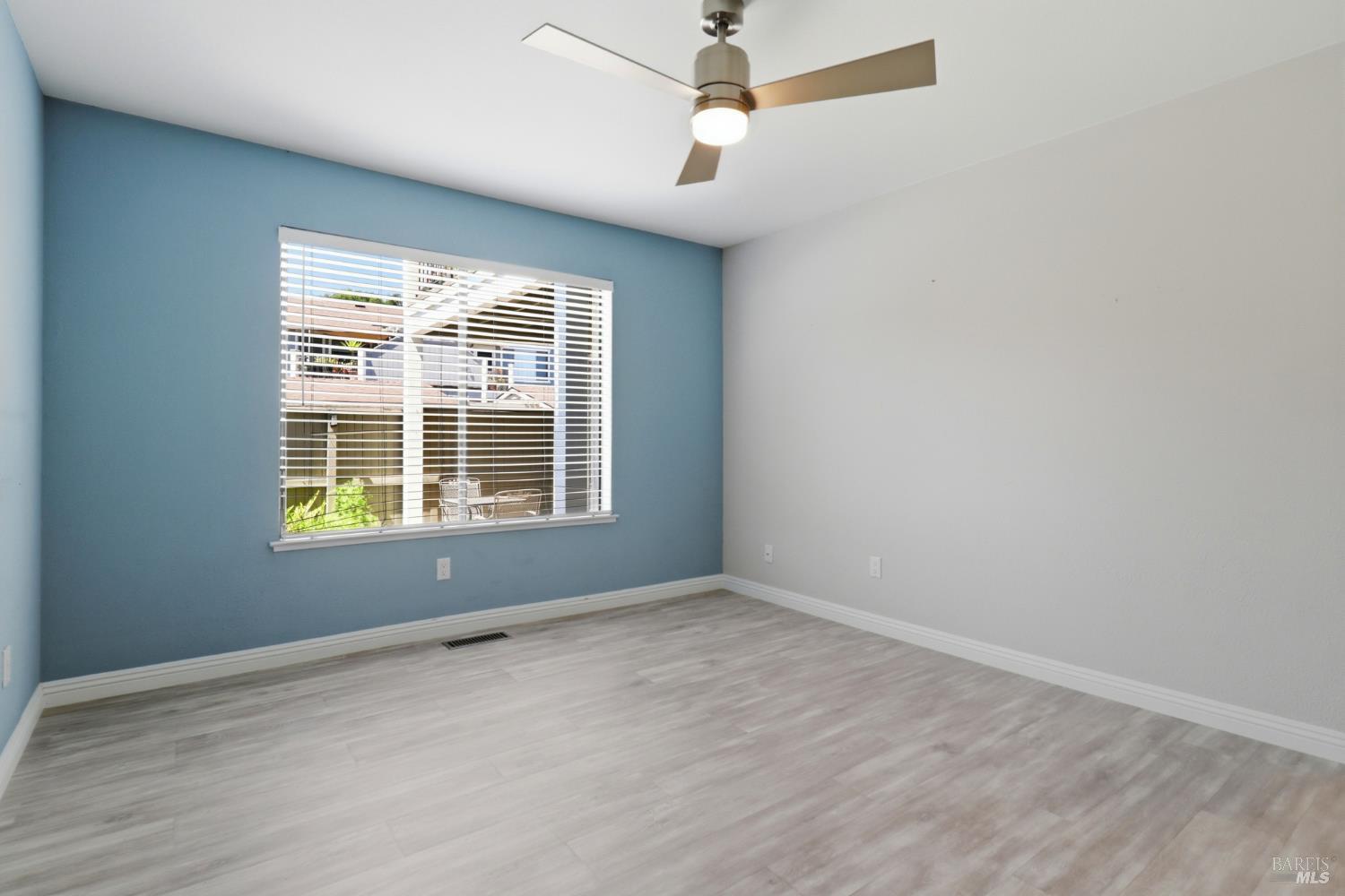 8 Lakeview Court