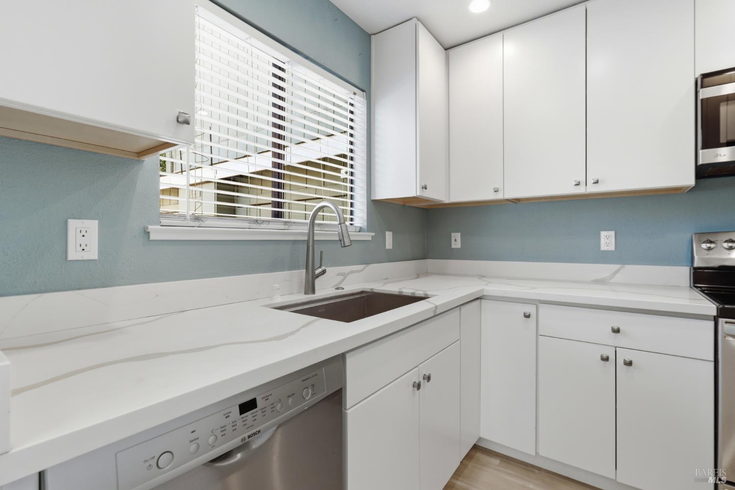 8 Lakeview Court