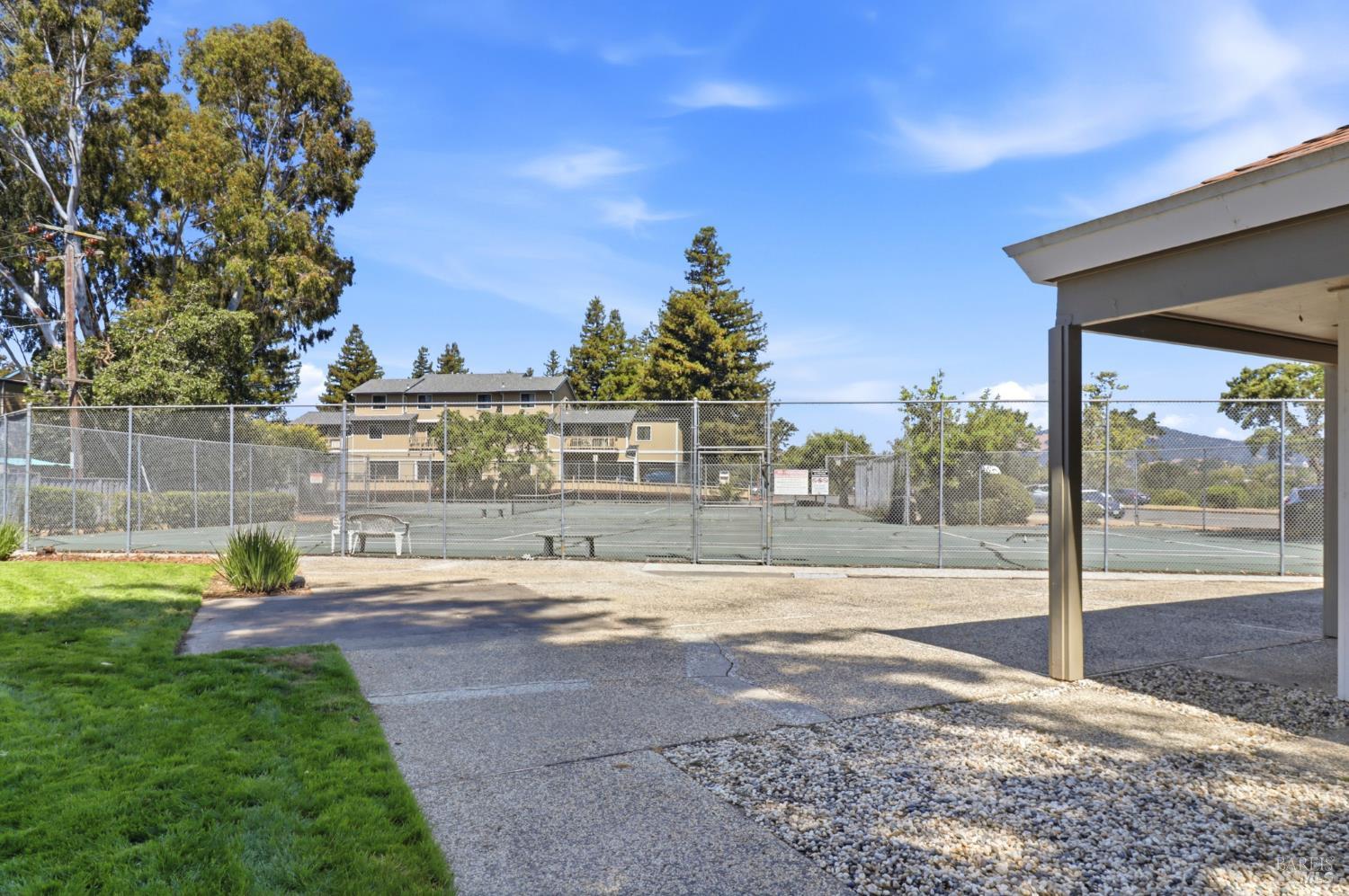 8 Lakeview Court
