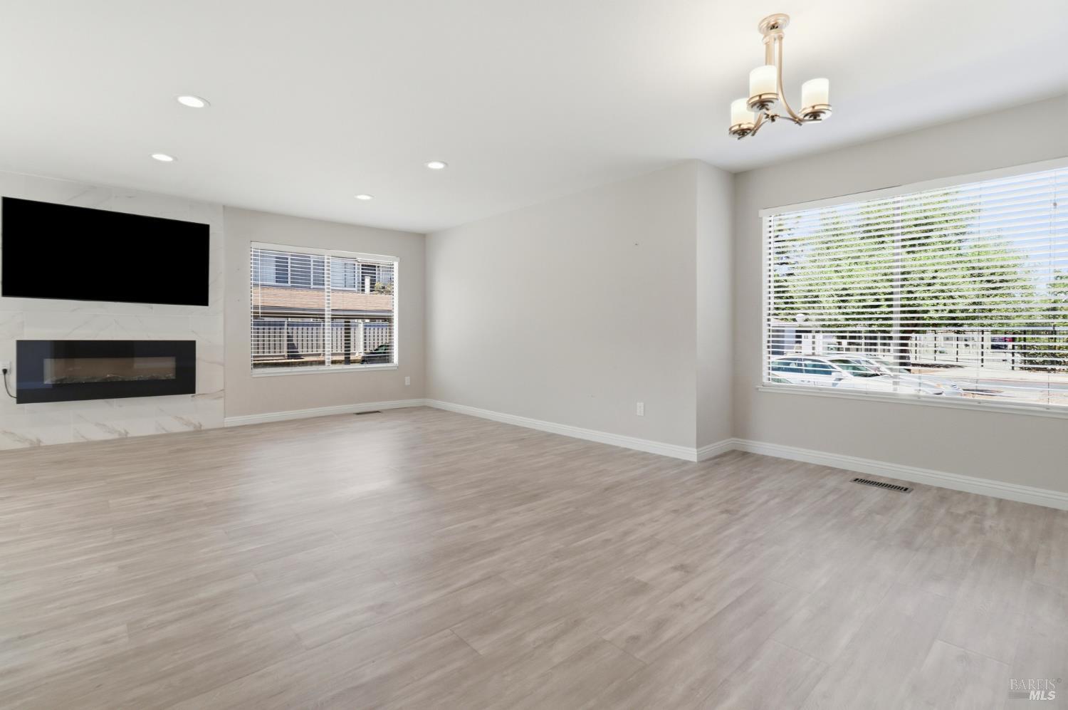 8 Lakeview Court