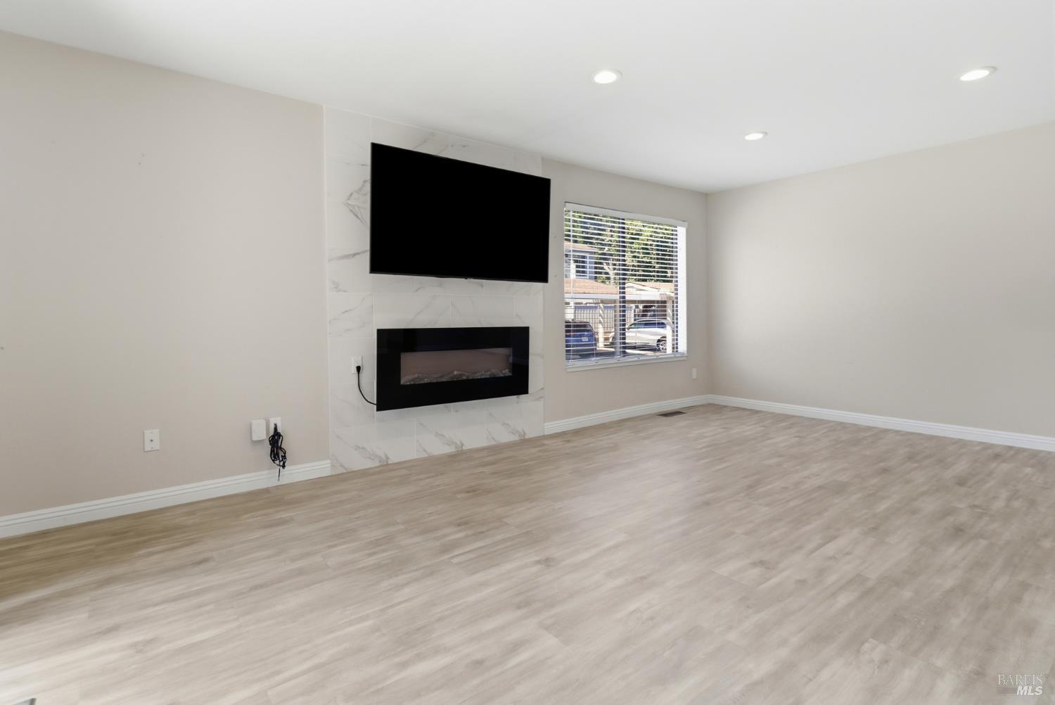 8 Lakeview Court