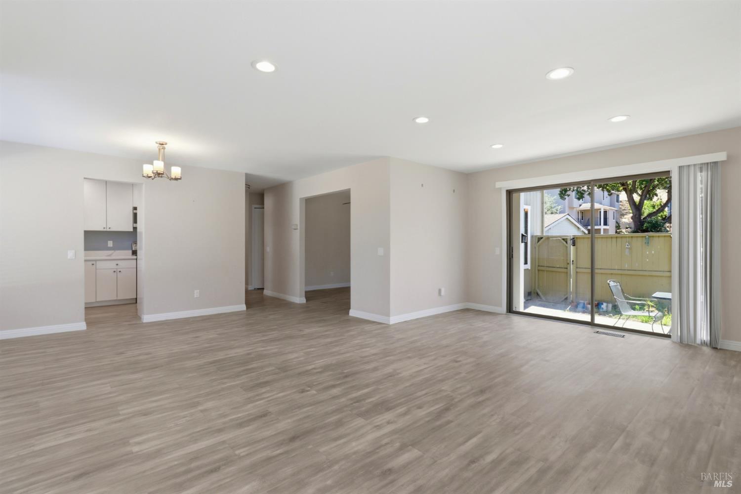 8 Lakeview Court