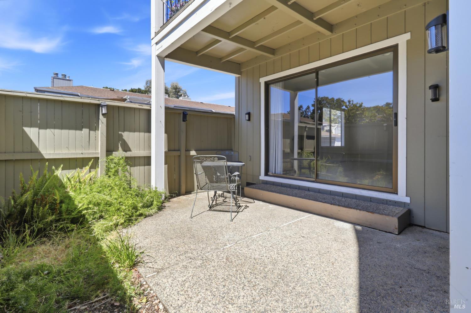 8 Lakeview Court