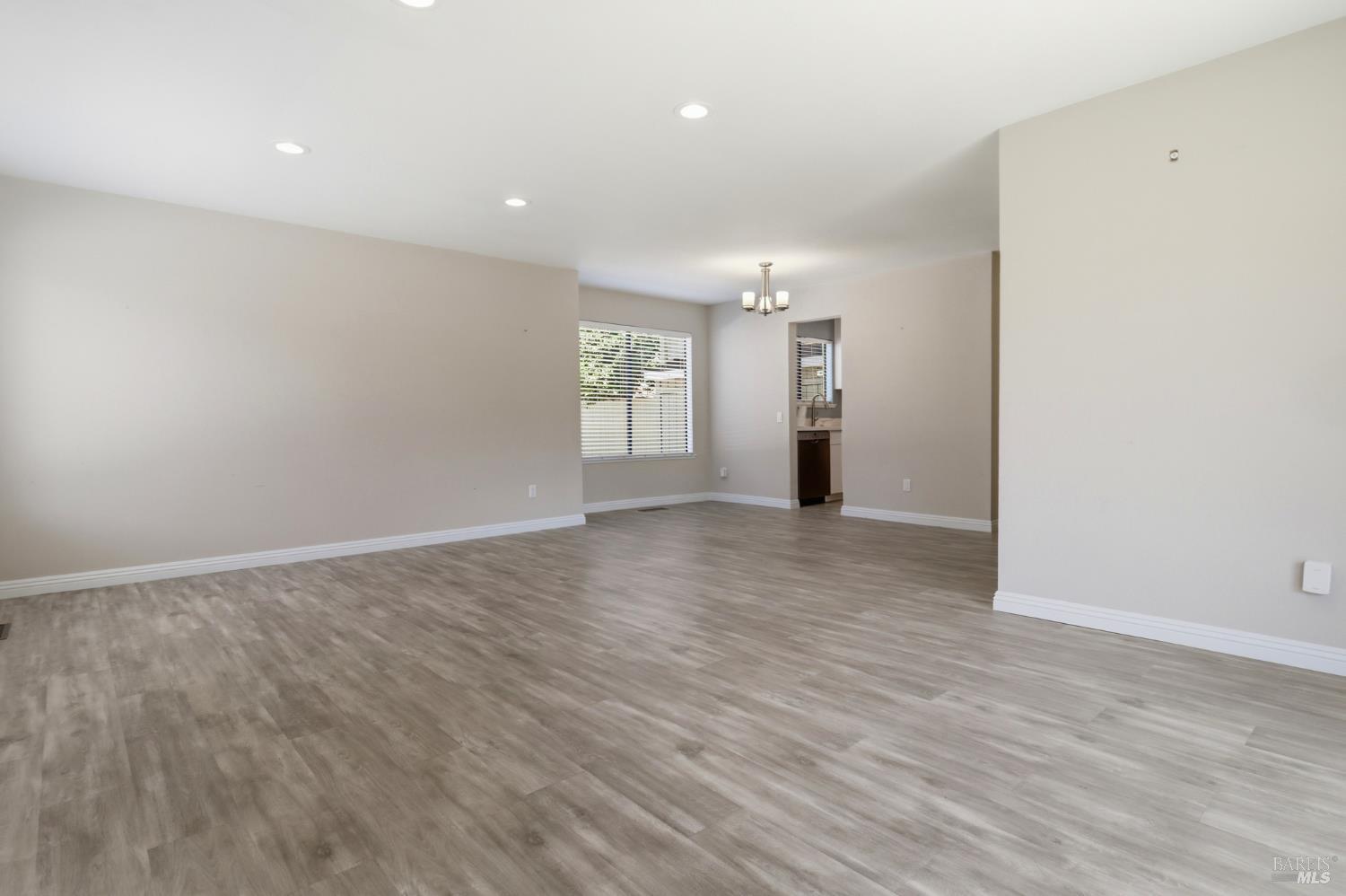 8 Lakeview Court