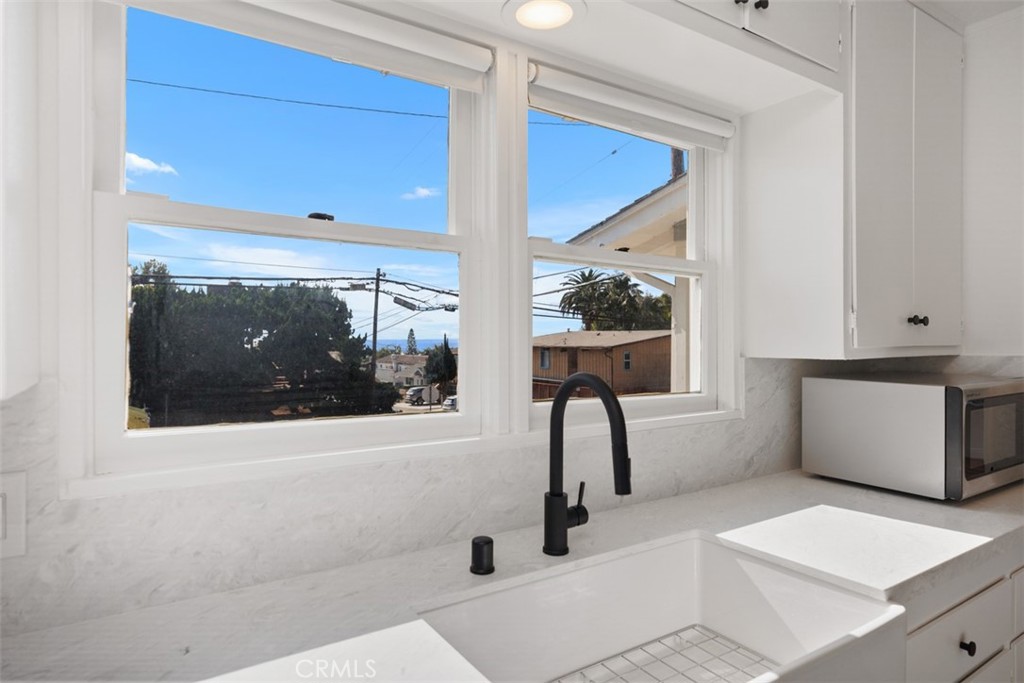 1800 Glenneyre Street