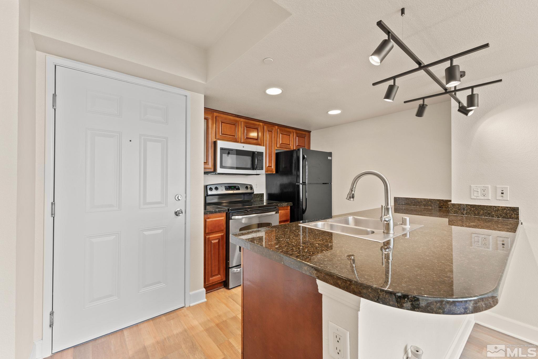 450 N Arlington Avenue, 902