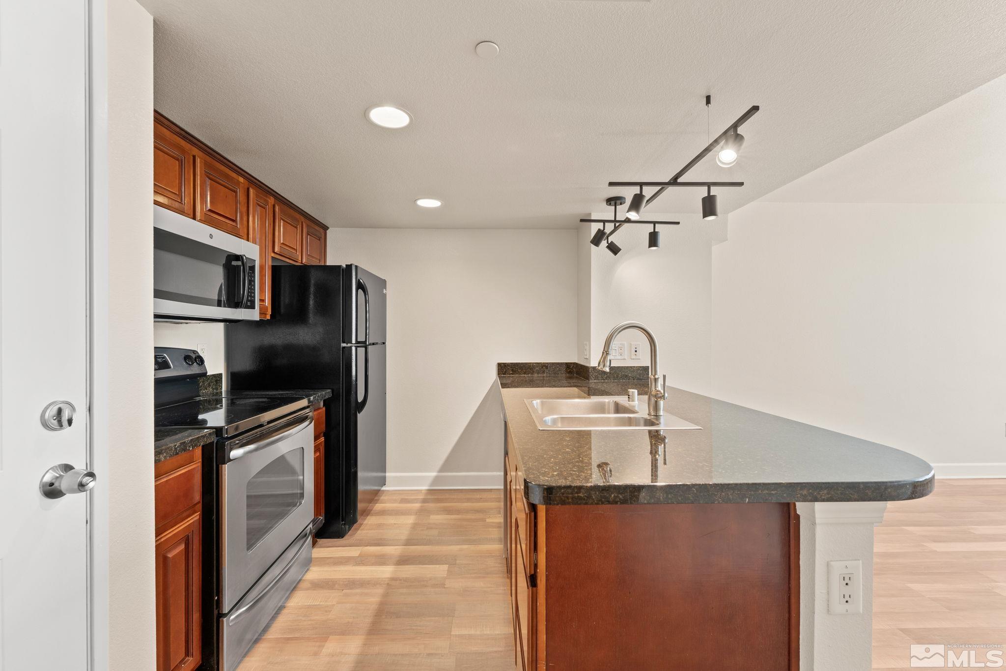 450 N Arlington Avenue, 902