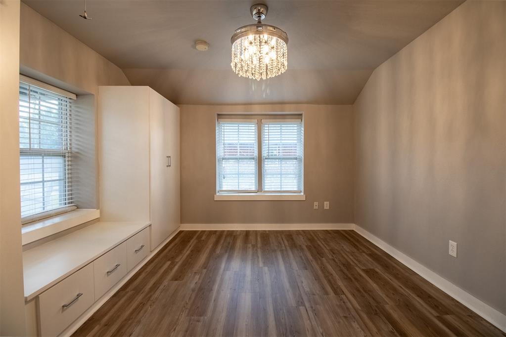 7 E Oak