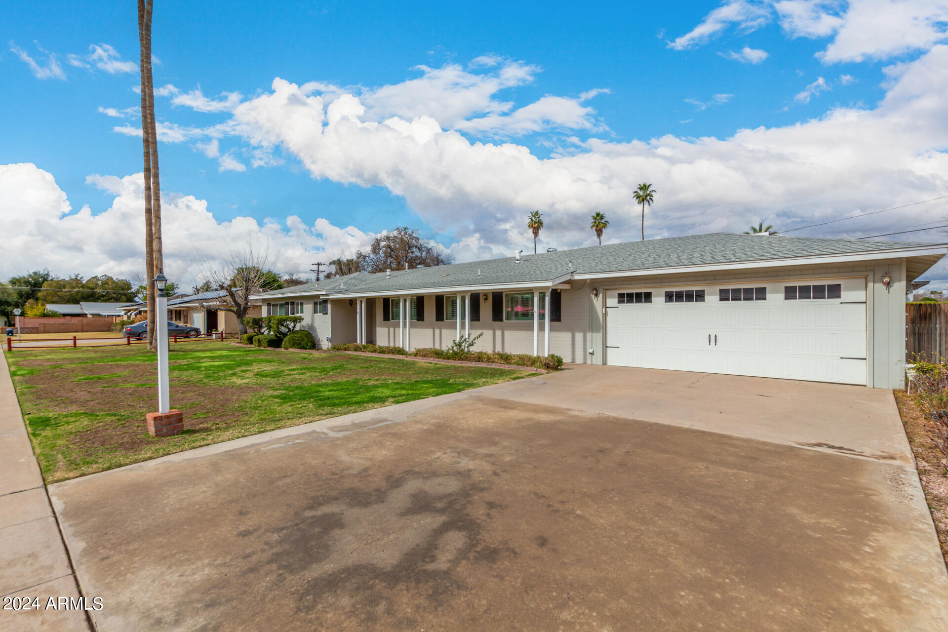 818 W TUCKEY Lane
