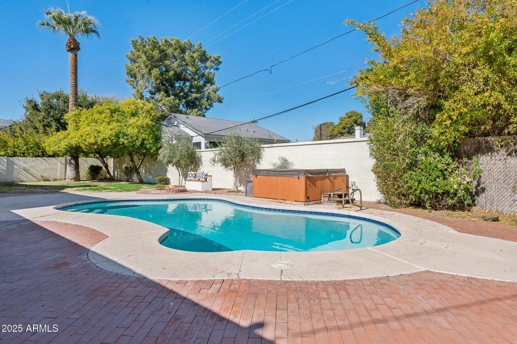 602 W PALMAIRE Avenue