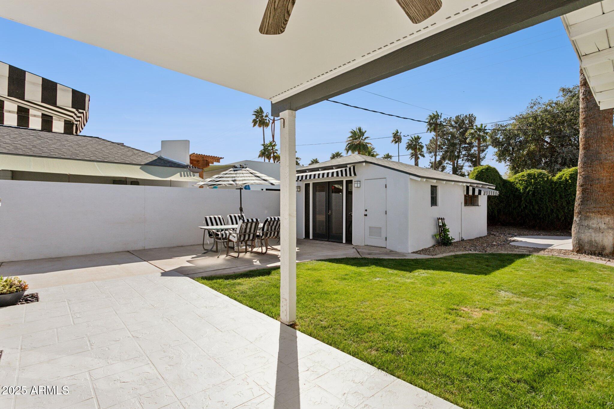 1129 W HOLLY Street