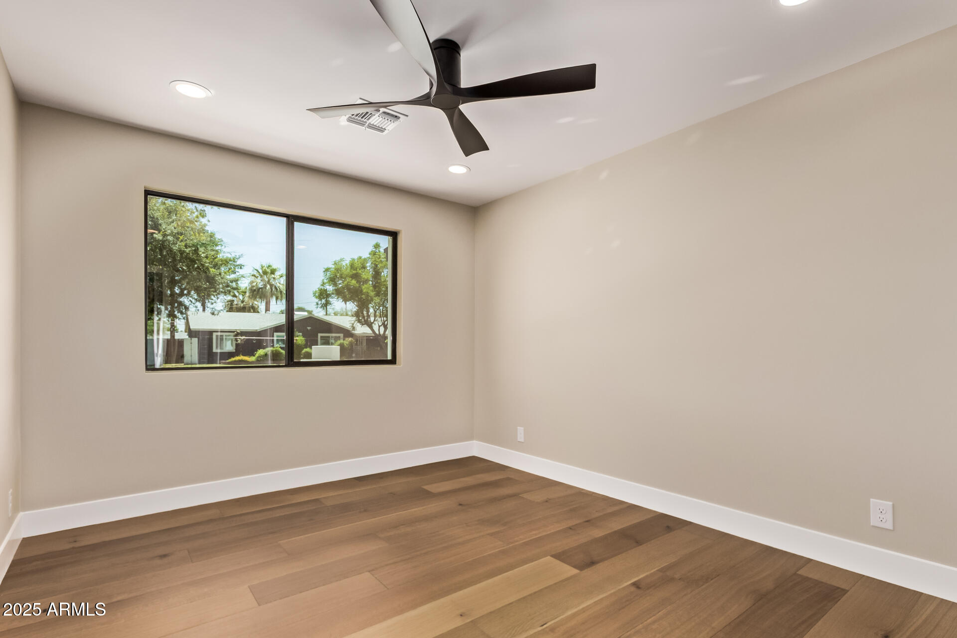 1540 W LAWRENCE Lane