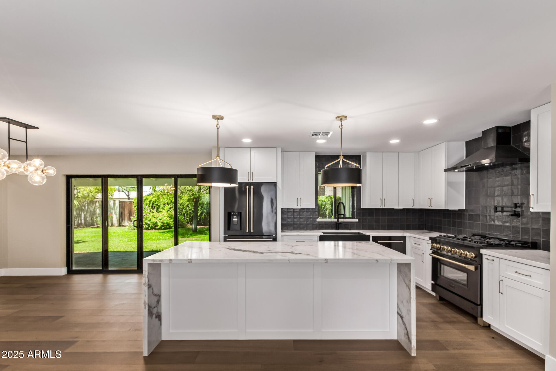 1540 W LAWRENCE Lane
