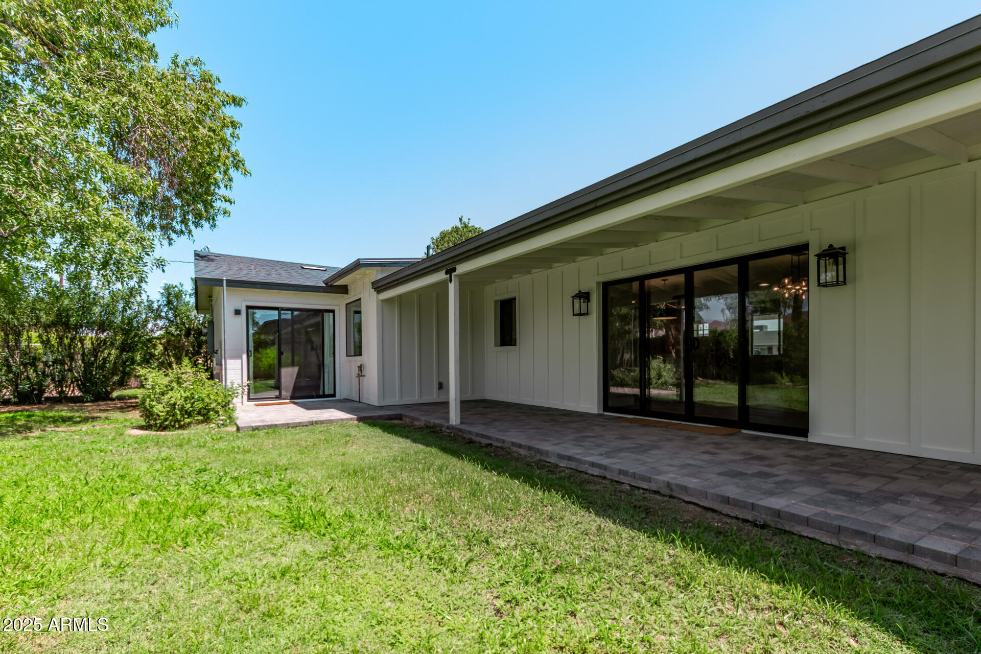 1540 W LAWRENCE Lane