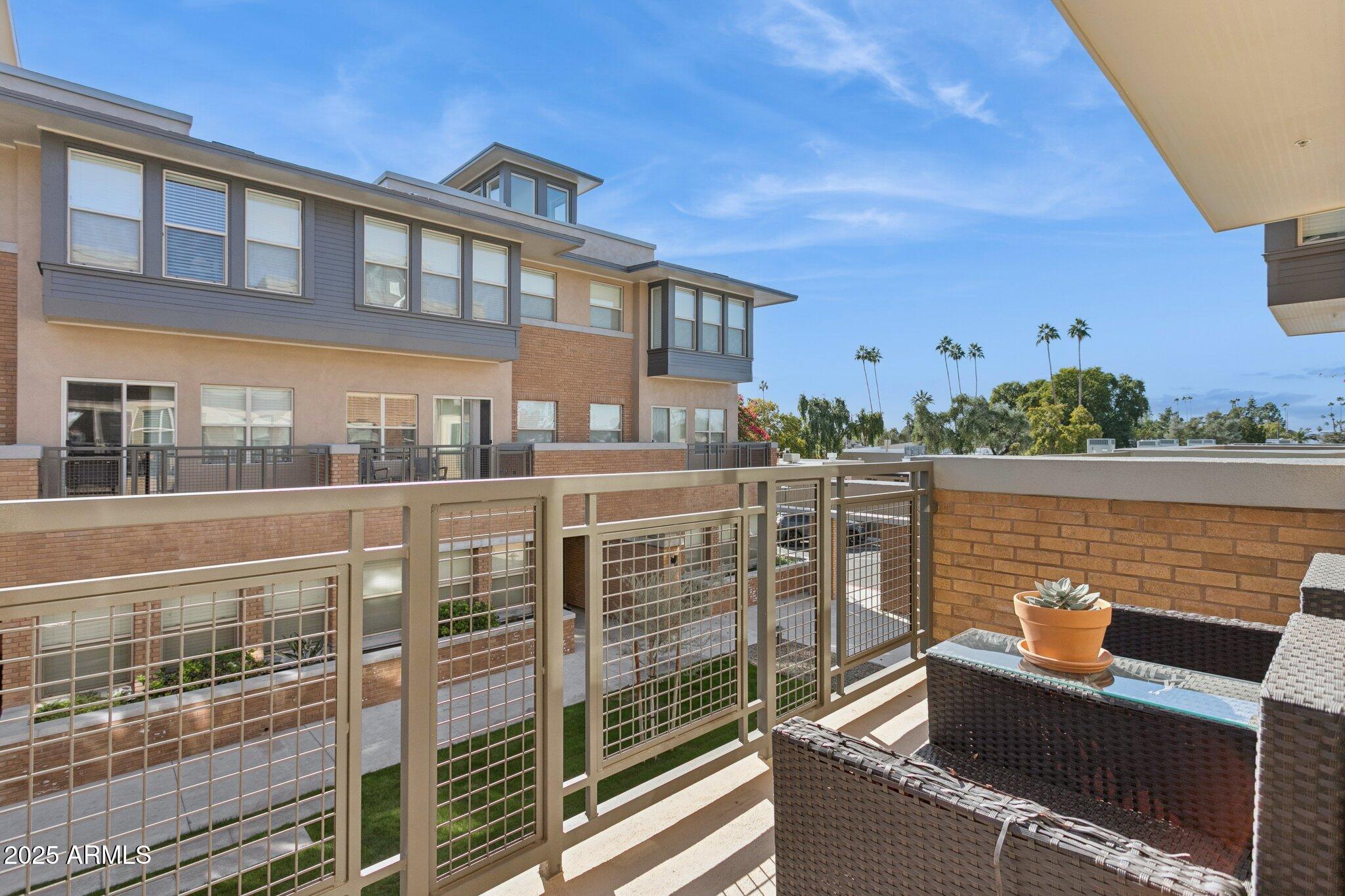 1400 E Bethany Home Road 22