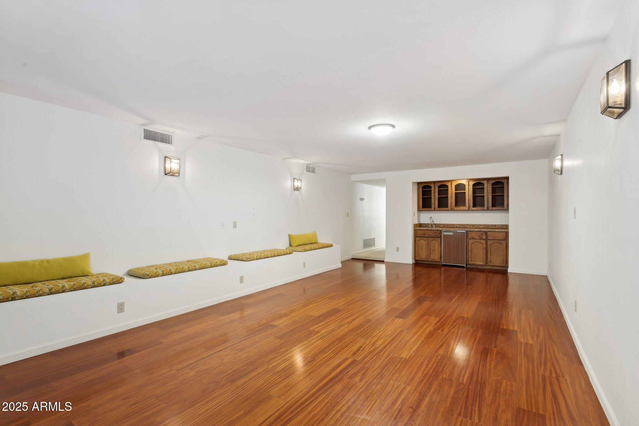 3800 E LINCOLN Drive 7