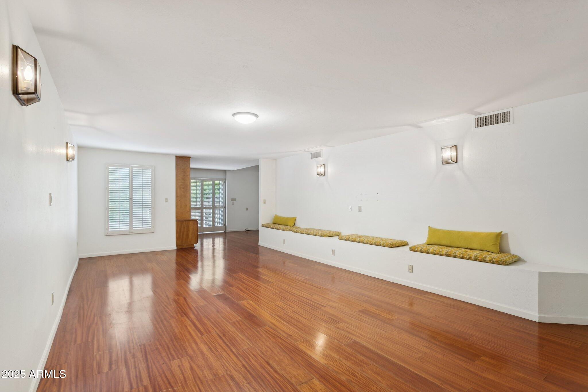 3800 E LINCOLN Drive 7