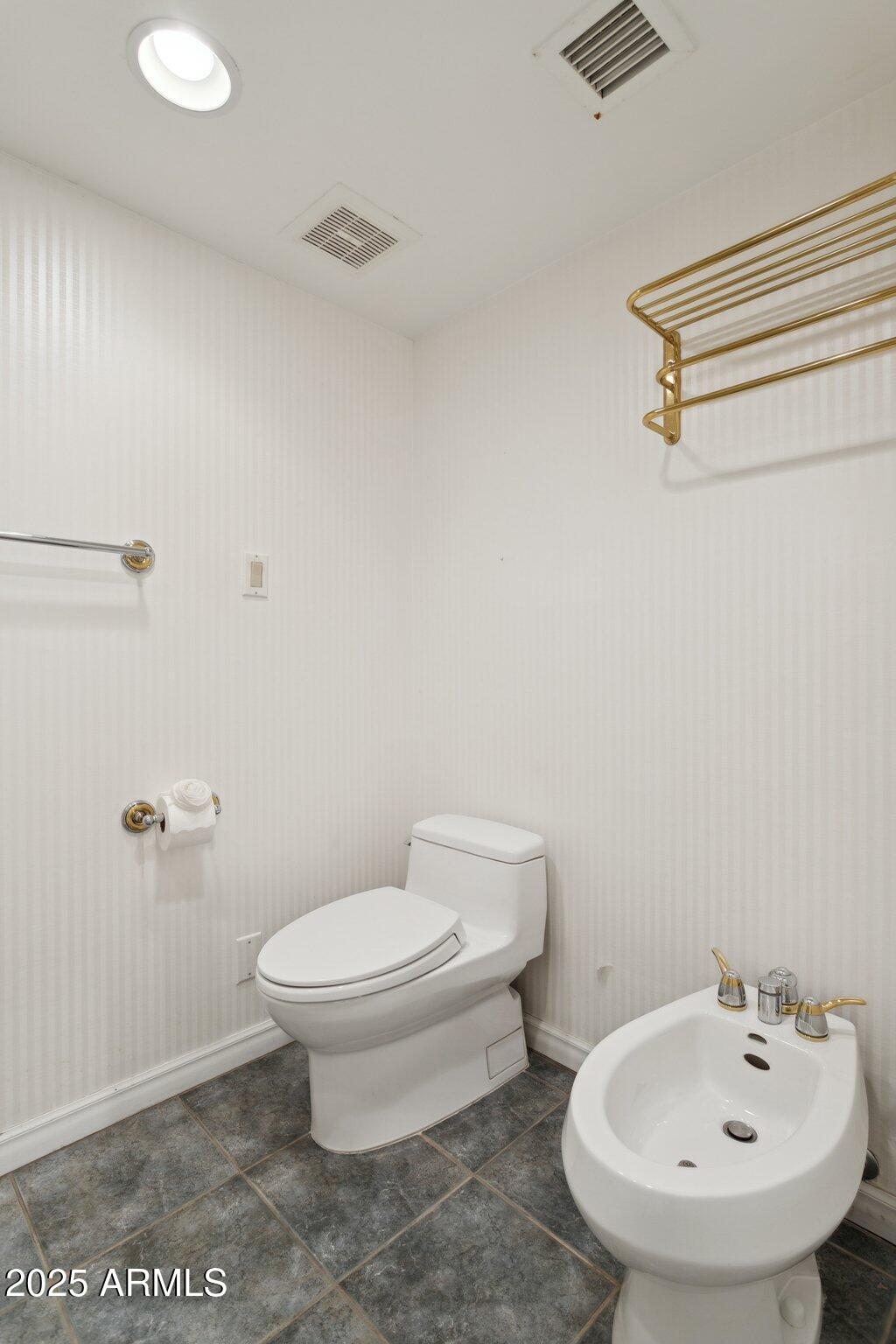 3800 E LINCOLN Drive 7