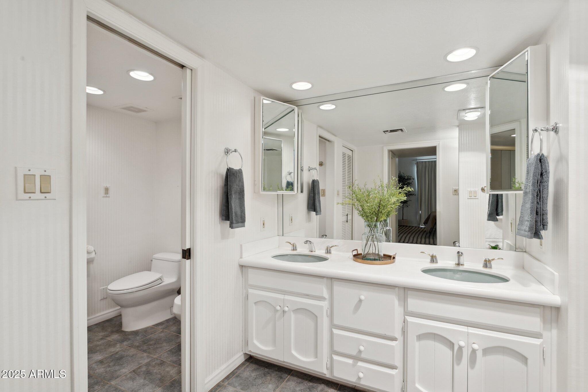 3800 E LINCOLN Drive 7