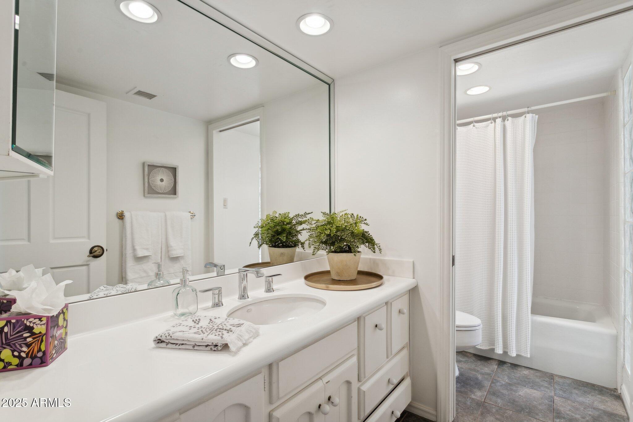 3800 E LINCOLN Drive 7