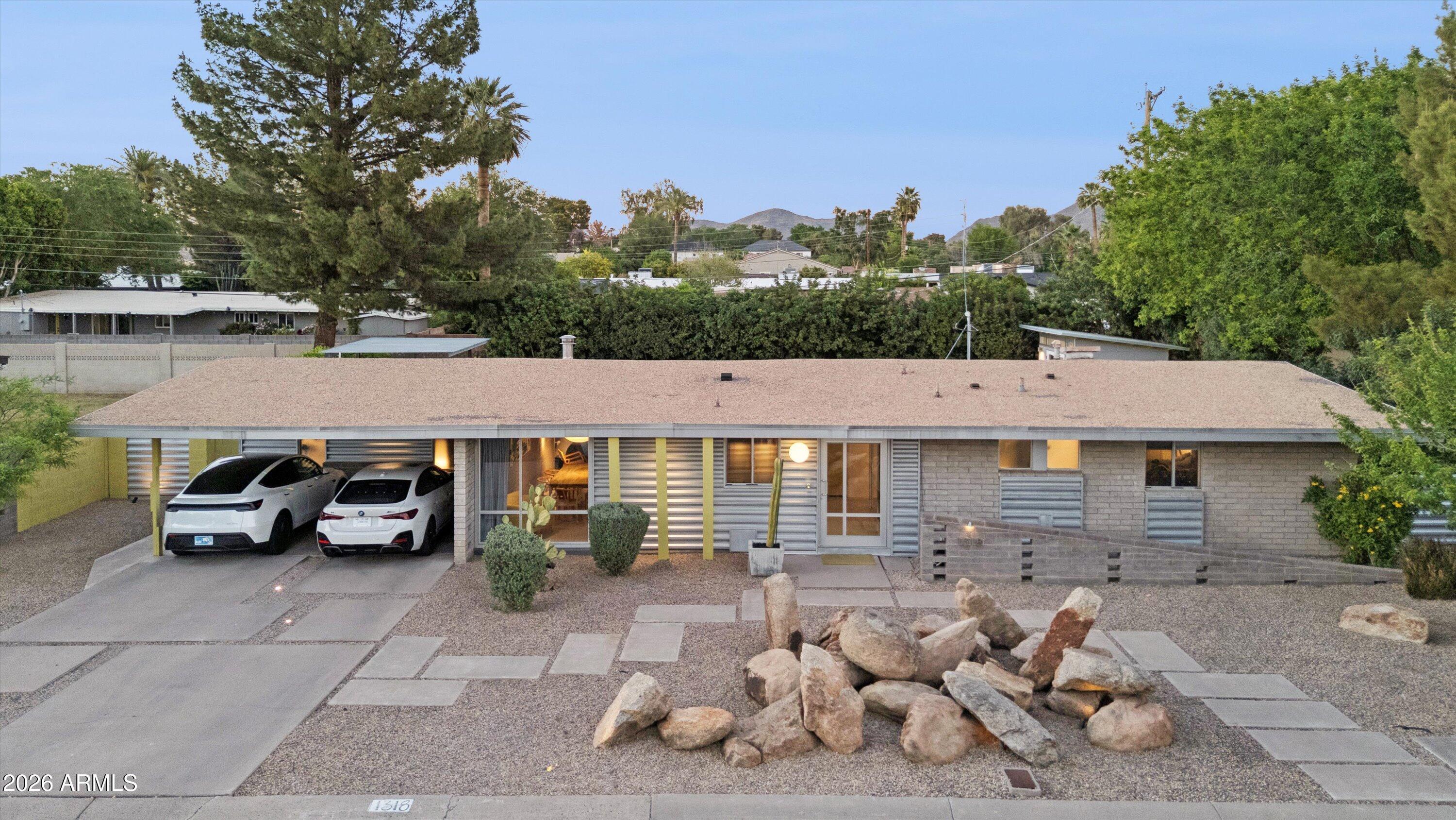 1318 W GLENN Drive