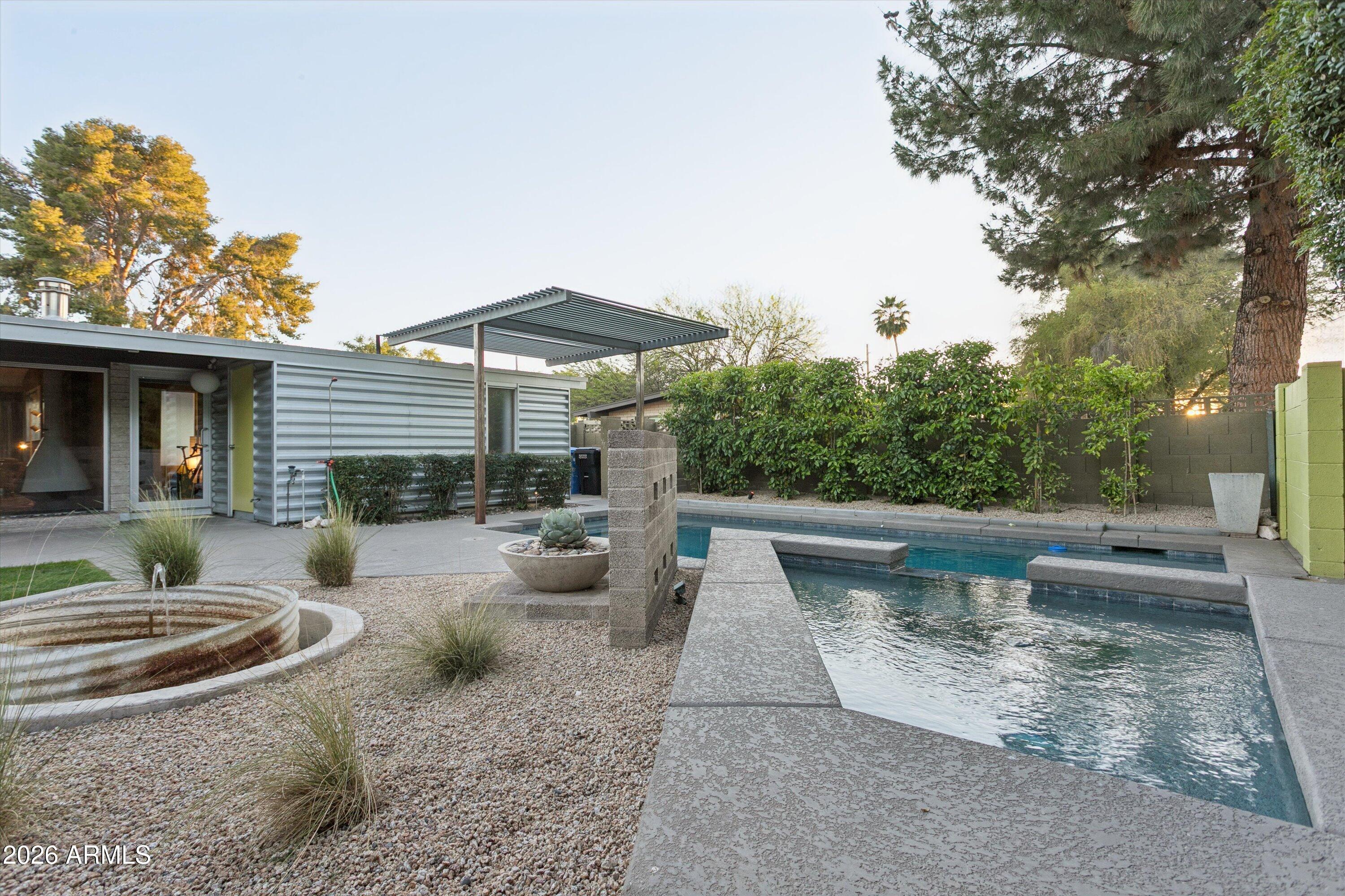 1318 W GLENN Drive