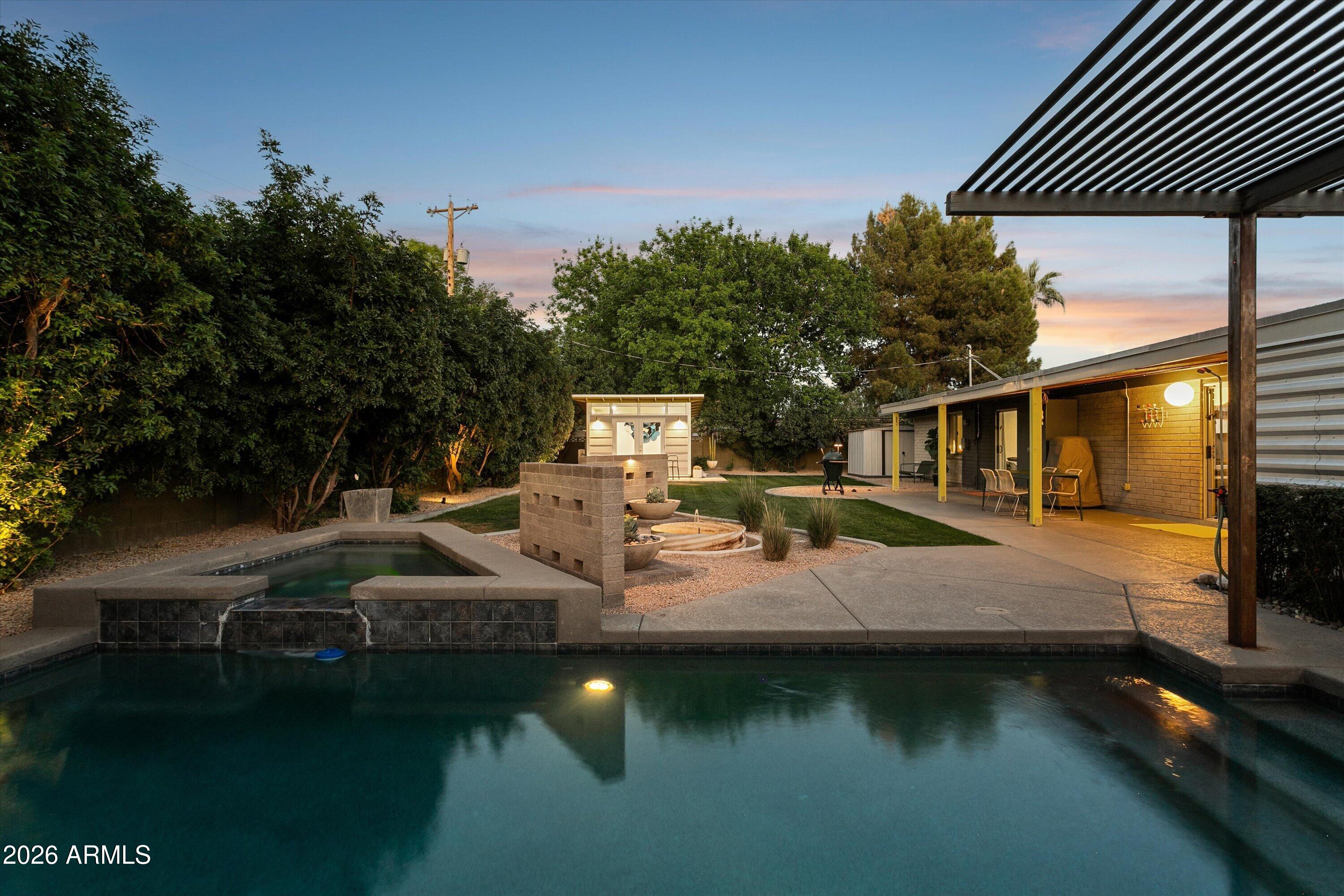1318 W GLENN Drive
