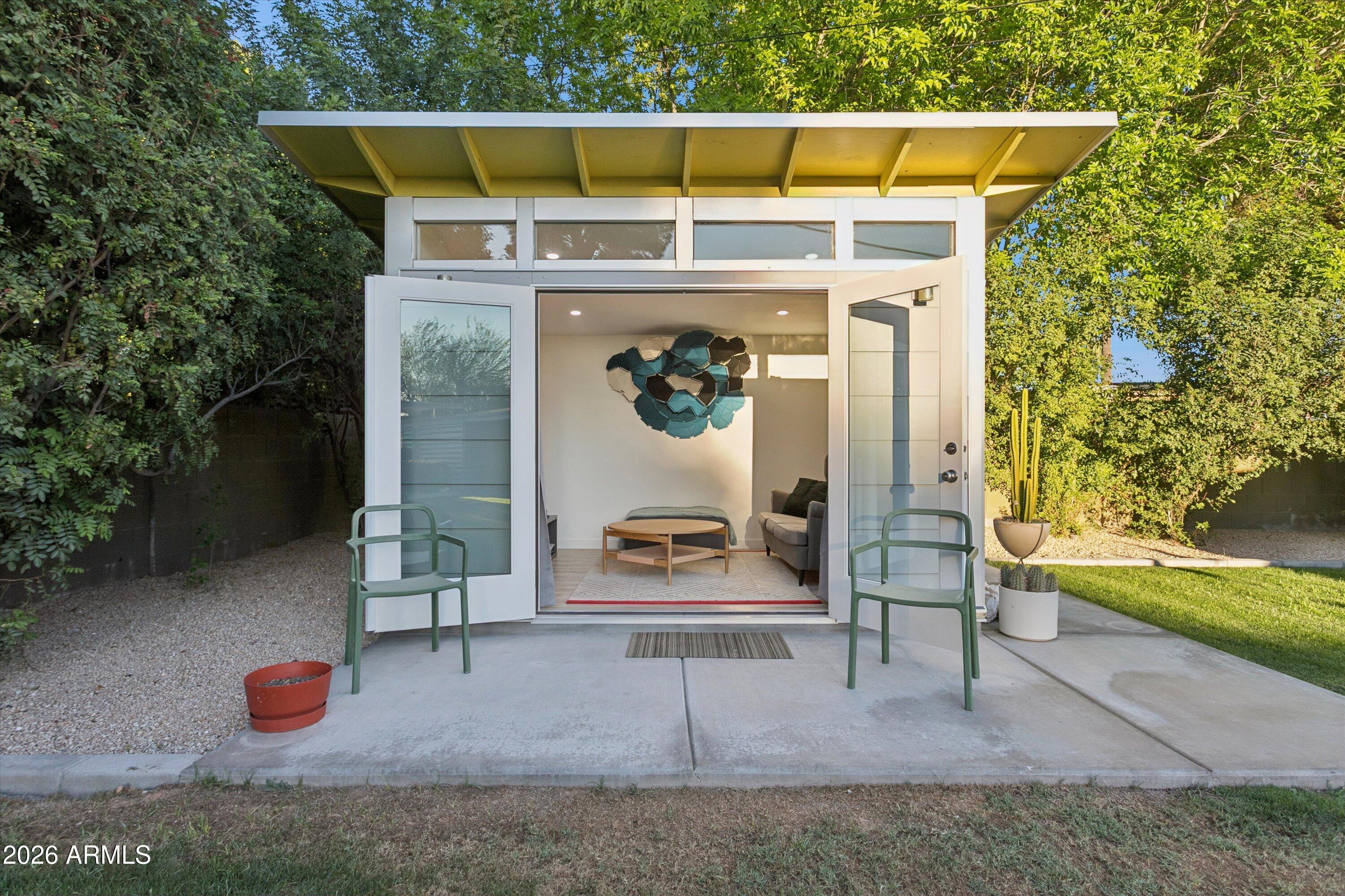 1318 W GLENN Drive