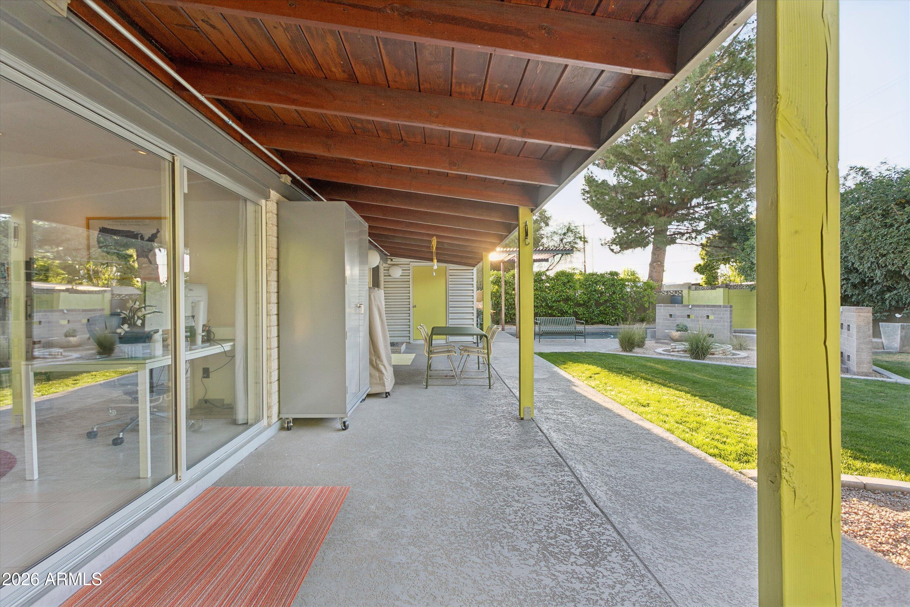 1318 W GLENN Drive