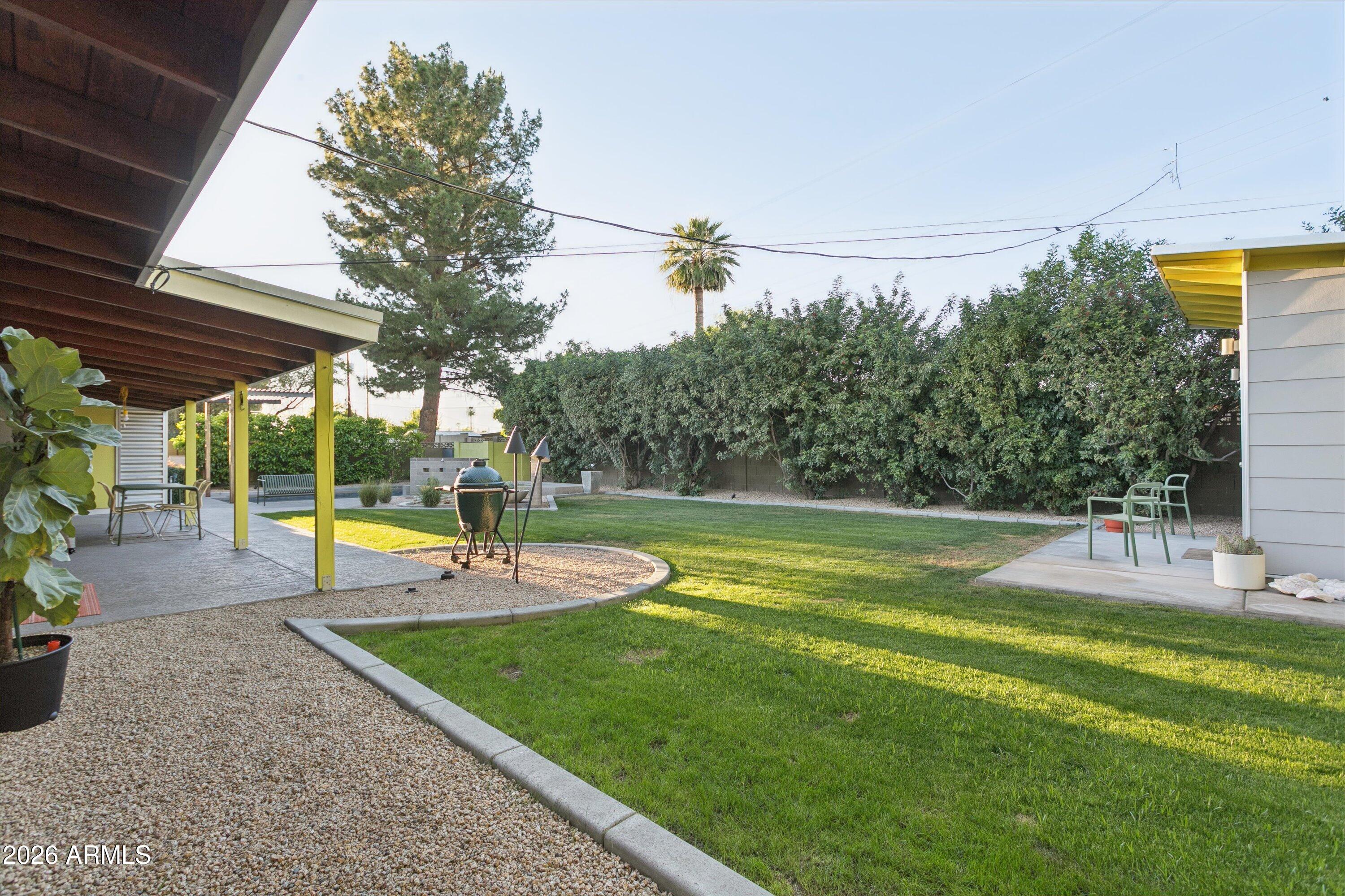 1318 W GLENN Drive