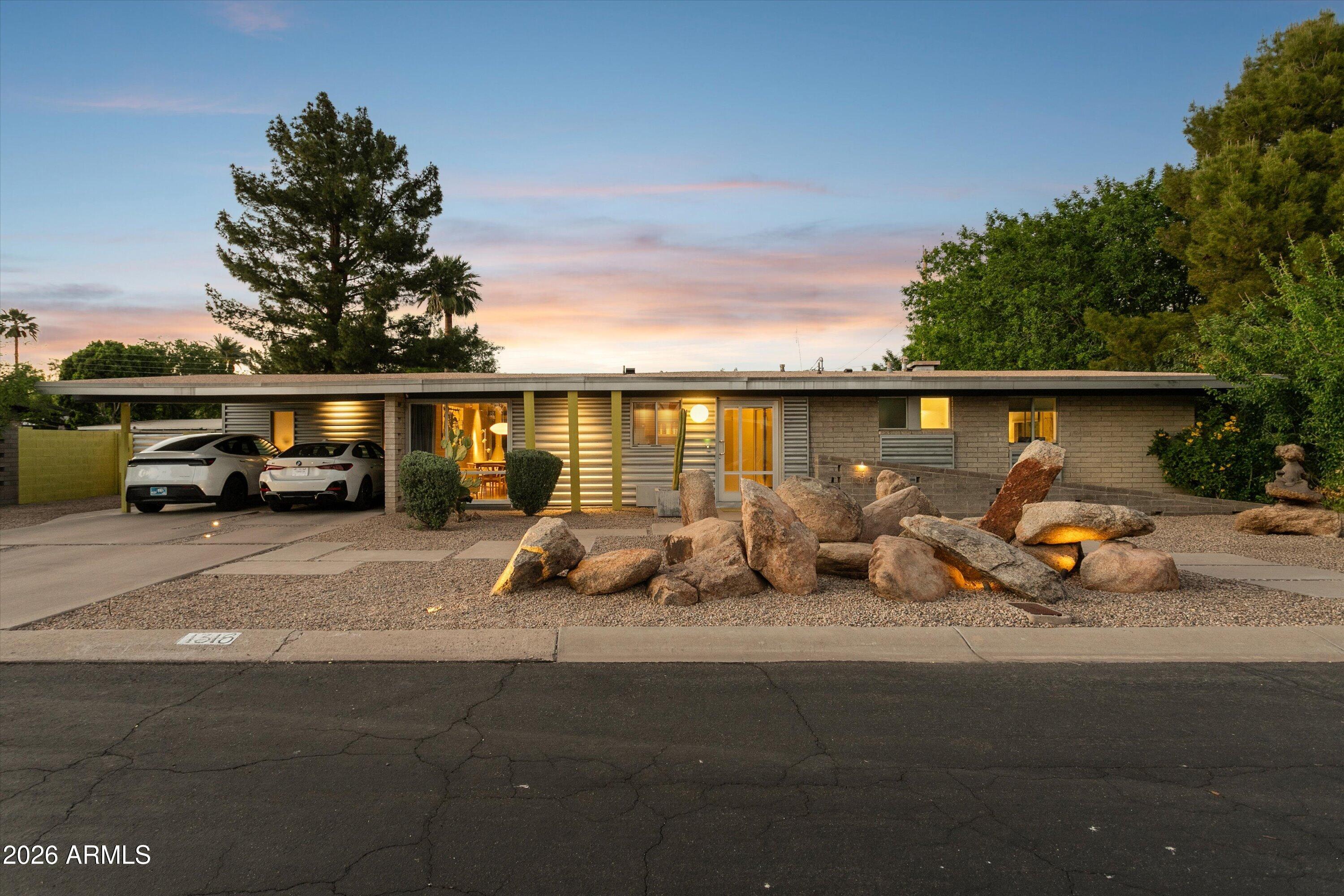 1318 W GLENN Drive