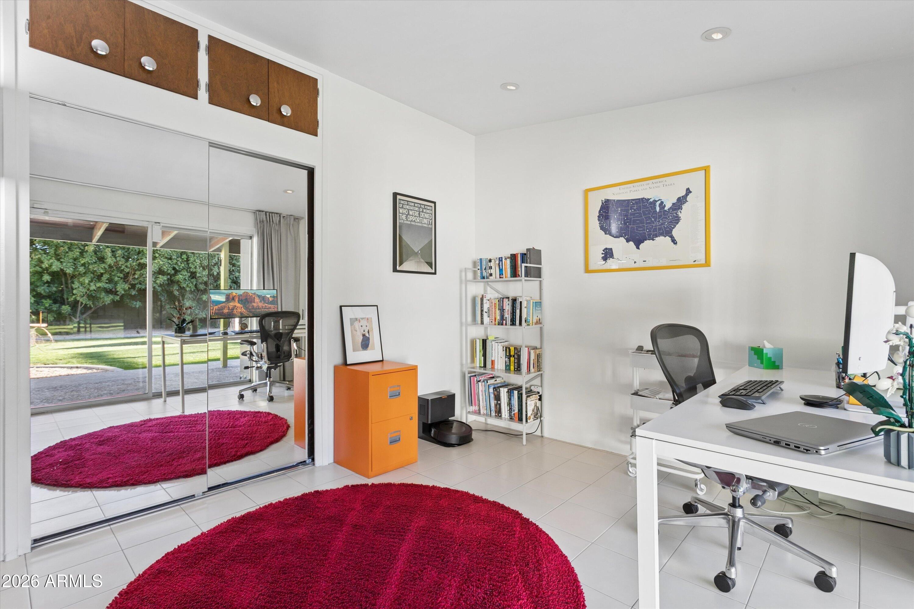 1318 W GLENN Drive