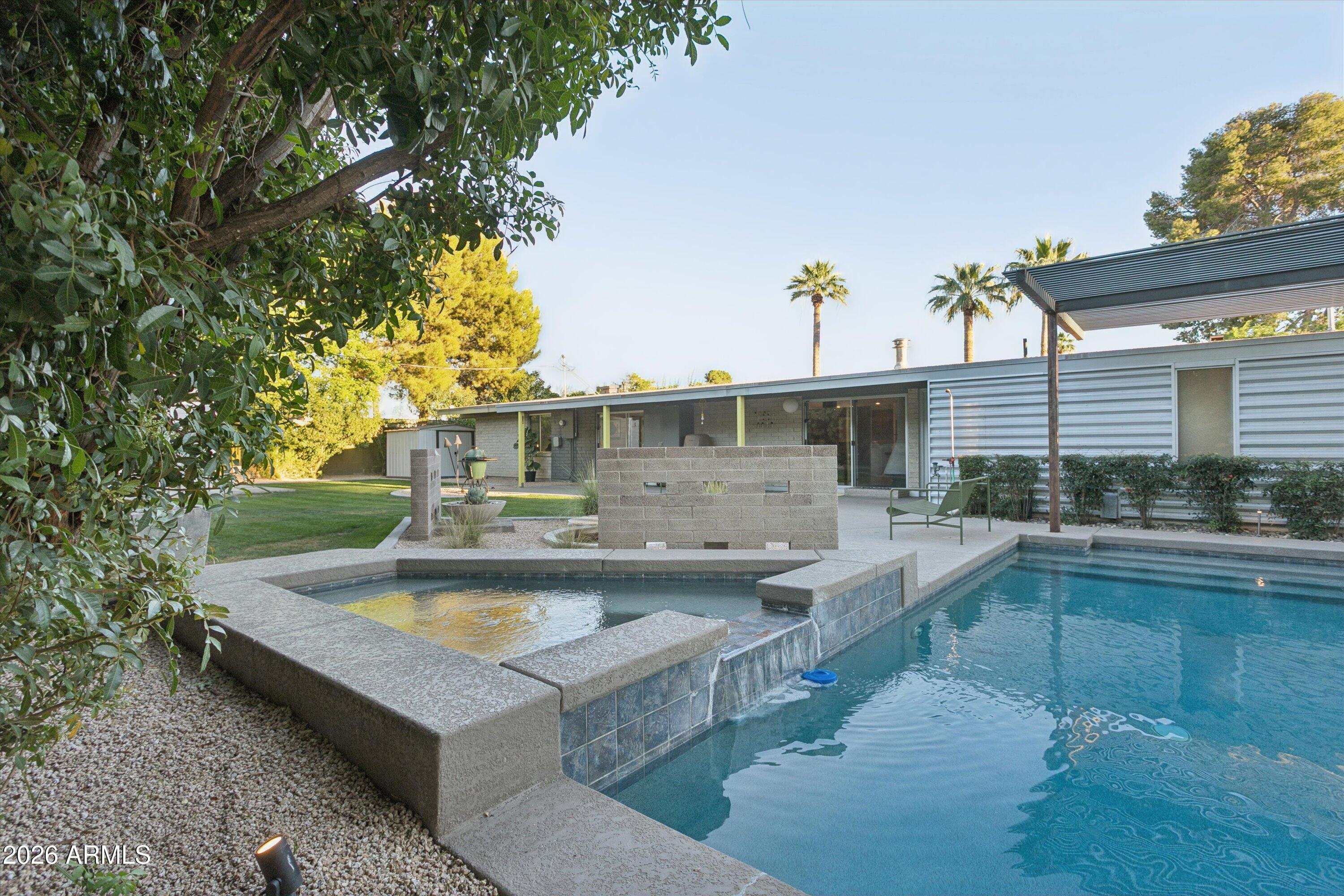 1318 W GLENN Drive