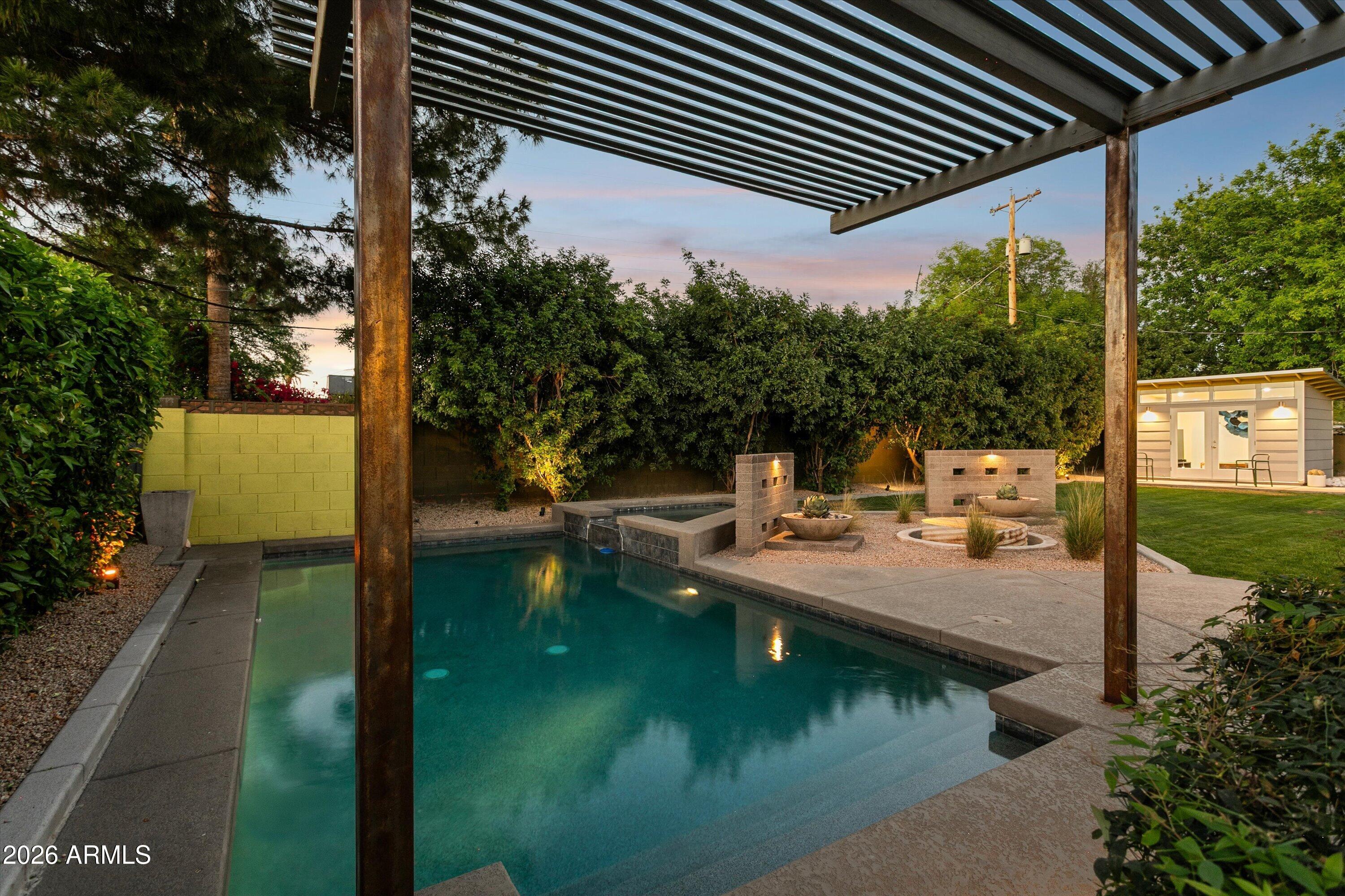 1318 W GLENN Drive