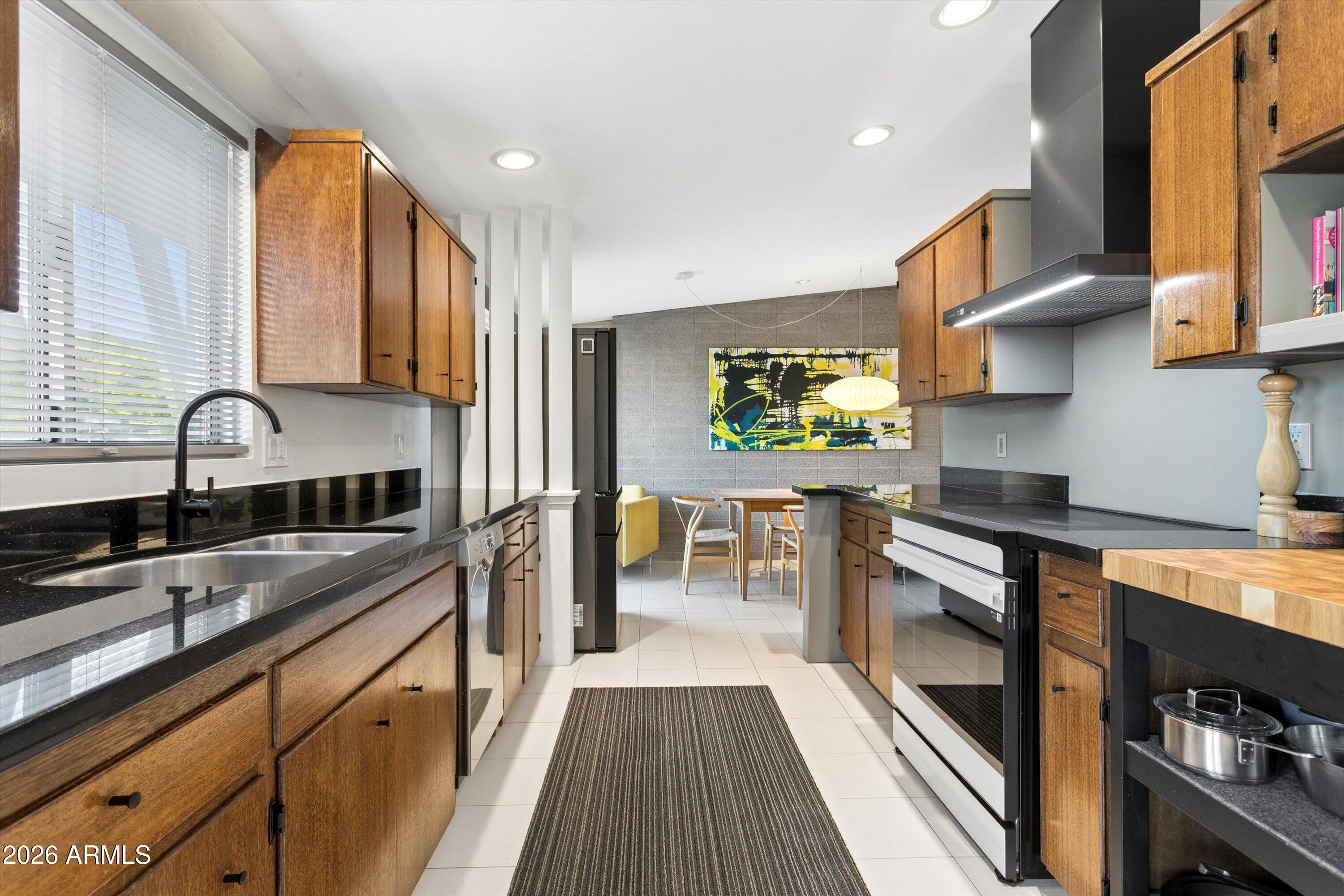 1318 W GLENN Drive